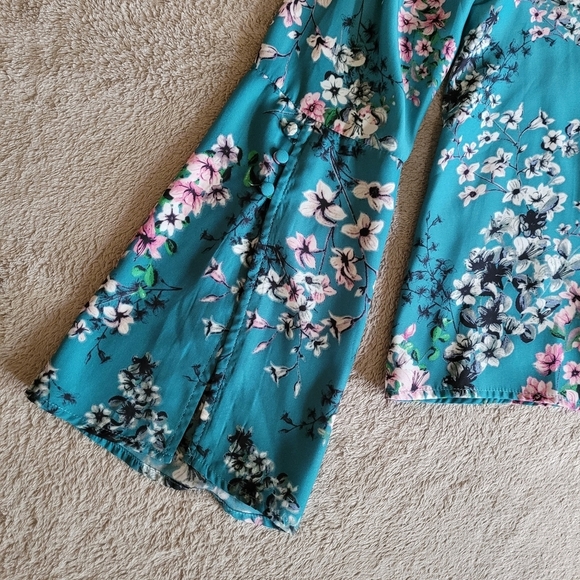 Cupcakes and Cashmere Nadette V-neck floral blouse size small​ - Picture 8 of 15